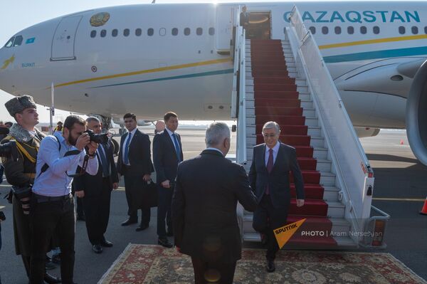 Президент Казахстана Касым-Жомарт Токаев прибыл на саммит ОДКБ (23 ноября 2022). Еревaн - Sputnik Армения
