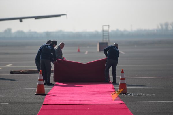 Сотрудники аэропорта &quot;Звартноц&quot; расстилают красную ковровую дорожку в ожидании президентов стран-участниц ОДКБ (23 ноября 2022). Еревaн - Sputnik Армения