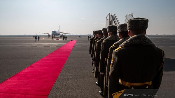 Солдаты почетного караула в ожидании президентов стран-участниц ОДКБ в аэропорту Звартноц (23 ноября 2022). Еревaн - Sputnik Армения