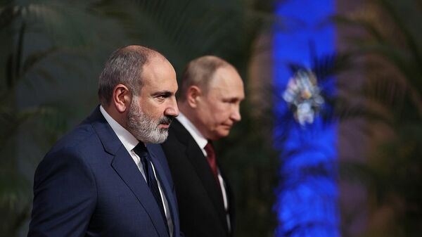 Премьер-министр Армении Никол Пашинян и президент РФ Владимир Путин направляются на саммит ОДКБ в комплексе Двин (23 ноября 2022). Еревaн - Sputnik Армения