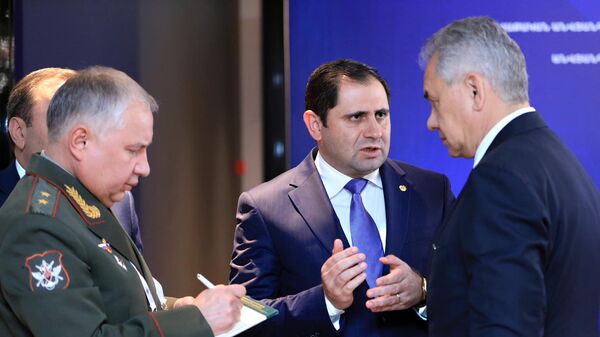 Министр обороны Сурен Папикян на полях саммита ОДКБ обсудил с российским коллегой Сергеем Шойгу вопросы сотрудничества в сфере обороны (23 ноября 2022). Еревaн - Sputnik Армения