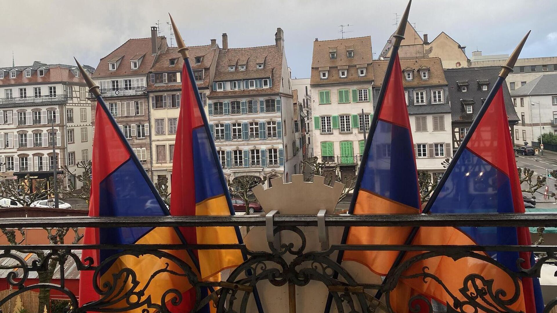 Армянский триколор подняли на здании мэрии Страсбурга в знак поддержки Армении - Sputnik Армения, 1920, 24.11.2022