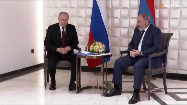 Встреча премьера Армении Никола Пашиняна и президента РФ Владимира Путина на полях саммита ОДКБ - Sputnik Армения