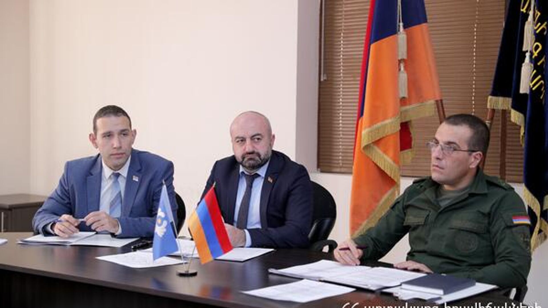 Առցանց նիստին մասնակցել են ԱԻ փոխնախարար Արտյուշ Գրիգորյանը, ՌԴ-ում ՀՀ ԱԻՆ ներկայացուցիչ Արտակ Ղազարյանը և ՓԾ Բնակչության պաշտպանության և աղետների ռիսկի նվազեցման վարչության պետ Գուրգեն Մարտիրոսյանը։
Առցանց նիստին մասնակցել են ԱԻ փոխնախարար Արտյուշ Գրիգորյանը, ՌԴ-ում ՀՀ ԱԻՆ ներկայացուցիչ Արտակ Ղազարյանը և ՓԾ Բնակչության պաշտպանության և աղետների ռիսկի նվազեցման վարչության պետ Գուրգեն Մարտիրոսյանը։
- Sputnik Արմենիա, 1920, 25.11.2022