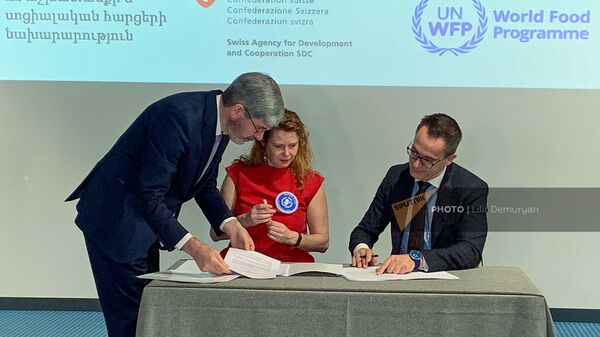 Посол Швейцарии Лукас Розенкранц и замдиректора армянского офиса Всемирной продовольственной программы ООН Нана Скау во время церемонии подписания контракта (28 ноября 2022). Еревaн - Sputnik Армения