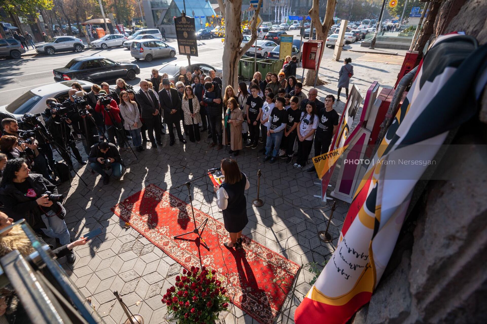 Церемония установления мемориальной доски в память Егише Чаренца (27  ноября 2022). Еревaн - Sputnik Армения, 1920, 28.11.2022