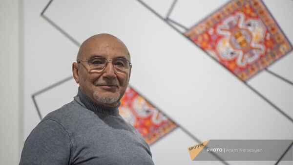 Канадо-армянский художник Kеворк-Джордж Касабян на своей выставке Армянское культурное наследие по случаю 30-летия установления дипломатических отношений между Канадой и Арменией - Sputnik Армения