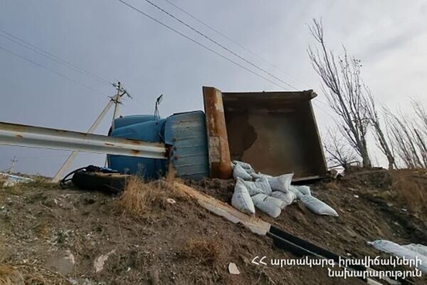 Քանաքեռավան գյուղի մոտ բեռնատար է շրջվել - Sputnik Արմենիա