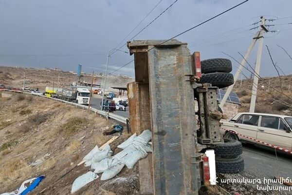 Քանաքեռավան գյուղի մոտ բեռնատար է շրջվել Քանաքեռավան գյուղի մոտ բեռնատար է շրջվել - Sputnik Արմենիա