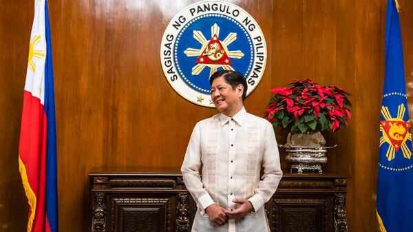 Президент Филиппин Фердинанд Маркос-младший перед началом встречи с вице-президентом США (21 ноября 2022). Манила - Sputnik Армения