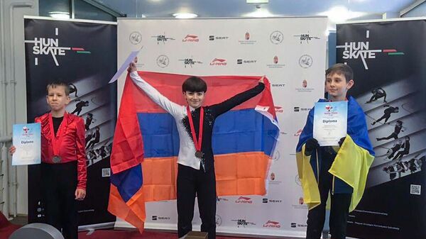 Юный фигурист Альберт Гарибян занял первое место в Кубке Санта-Клауса в Венгрии - Sputnik Армения
