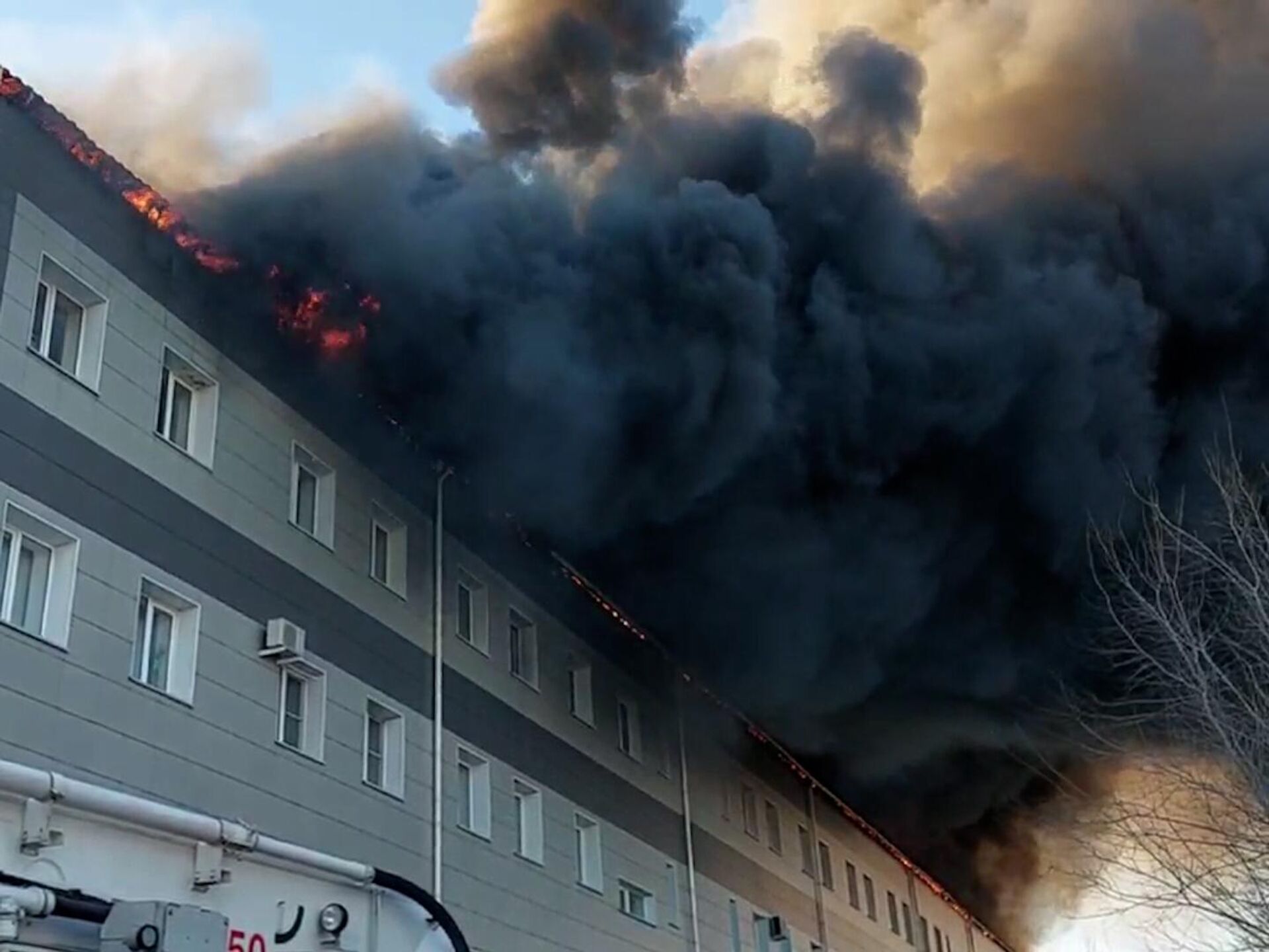 Почему горит дым. Пожар на предприятии. Пожар в Волгограде. Пожар в здании. Пожар в Волгограде сейчас.