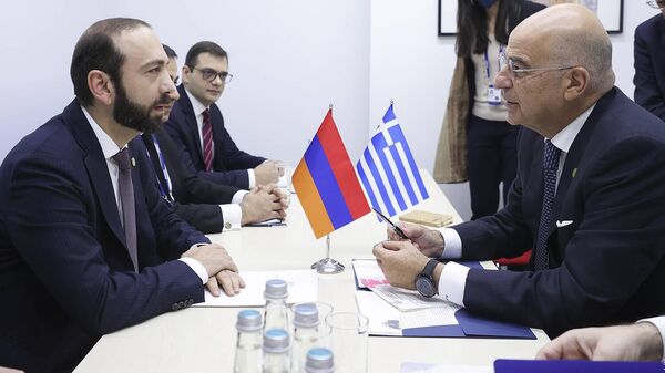 Министр иностранных дел Армении Арарат Мирзоян встретился с главой МИД Греции Никосом Дендиасом в рамках министерской конференции ОБСЕ (1 декабря 2022). Лодзь - Sputnik Армения