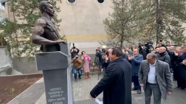 В Ереване открыт бюст легендарному гимнасту Альберту Азаряну - Sputnik Армения