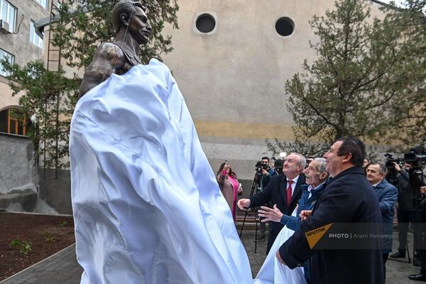 Ալբերտ Ազարյանը մասնակցել է իր արձանի բացմանը - Sputnik Արմենիա