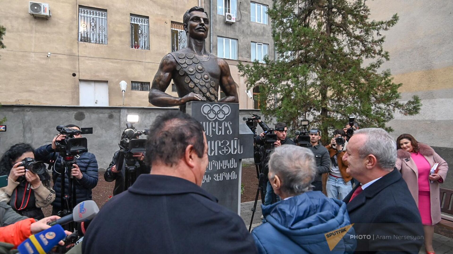 Ալբերտ Ազարյանը մասնակցել է իր արձանի բացմանը - Sputnik Արմենիա, 1920, 01.12.2022
