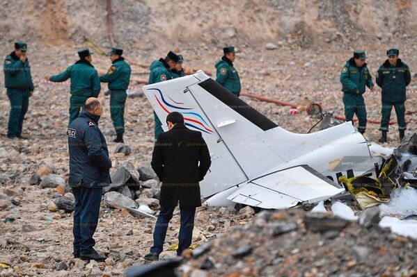 Правоохранители и спасатели изучают место падения самолета - Sputnik Армения