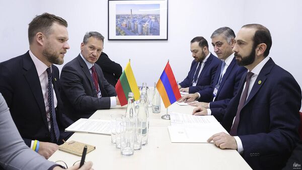 Министр иностранных дел Армении Арарат Мирзоян встретился с главой МИД Литвы Габриэлюсом Ландбергисом в рамках министерской конференции ОБСЕ (1 декабря 2022). Лодзь - Sputnik Армения