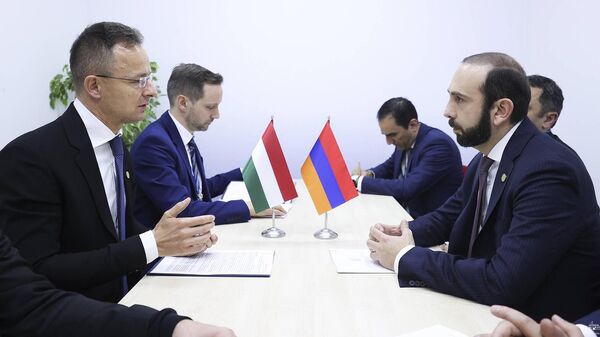 Министр иностранных дел Армении Арарат Мирзоян встретился с главой МИД Венгрии Петром Сийярто в рамках министерской конференции ОБСЕ (1 декабря 2022). Лодзь - Sputnik Армения