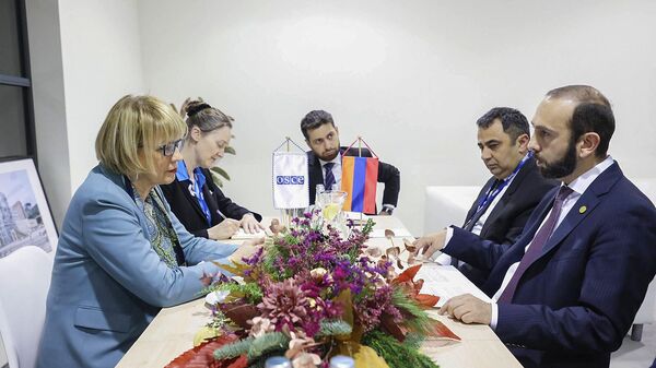 Министр иностранных дел Армении Арарат Мирзоян встретился с Генеральным секретарем ОБСЕ Хельгой Шмид в рамках министерской конференции ОБСЕ (1 декабря 2022). Лодзь - Sputnik Армения