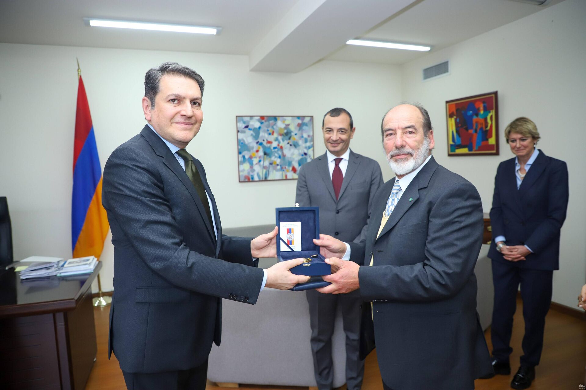ՀՀ ԱԳ նախարարի տեղակալն ընդունել է Իտալիայի Հանրապետության պատվավոր հյուպատոսին ՀՀ ԱԳ նախարարի տեղակալն ընդունել է Իտալիայի Հանրապետության պատվավոր հյուպատոսին - Sputnik Արմենիա, 1920, 03.12.2022
