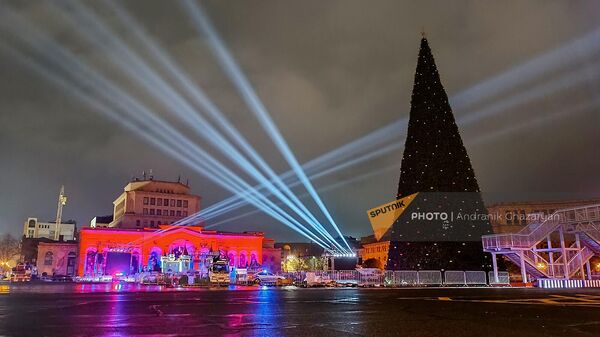 Приготовления к торжественному мероприятию включения огней главной новогодней елки на площади Республики - Sputnik Армения