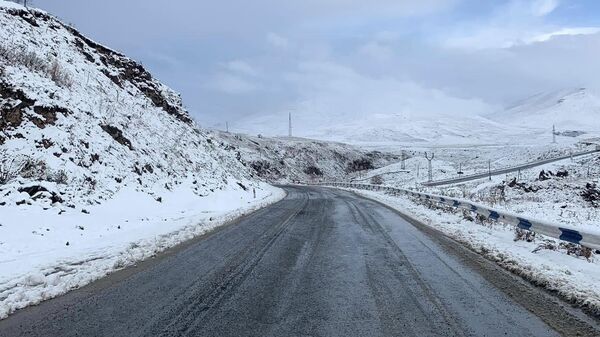 Снег в горных районах Армении - Sputnik Армения