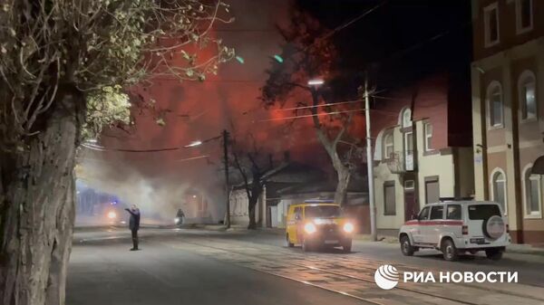 Два дома загорелись в центре Донецка после ракетного удара - Sputnik Армения