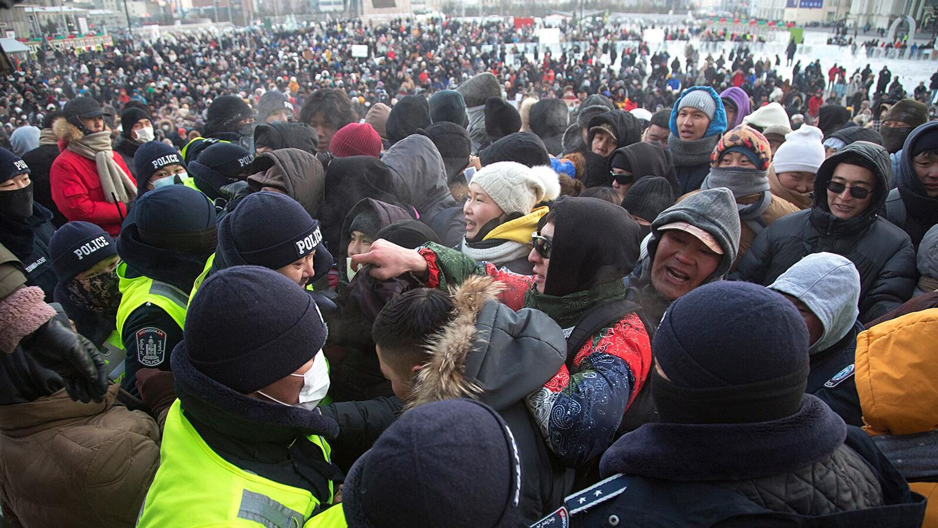 Протестующие у полицейского кордона возле Государственного дворца на площади Сухэ-Батор (5 декабря 2022). Улан-Батор - Sputnik Армения, 1920, 06.12.2022