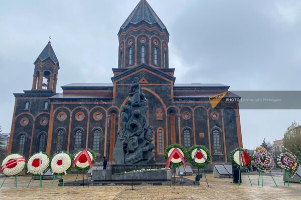Траурные венки у памятника жертвам землетрясения 1988 года (7 декабря 2022). Гюмри - Sputnik Армения