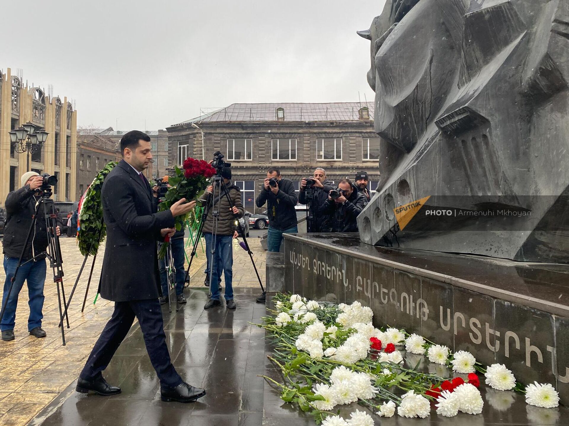 Вице-премьер Амбарцум Матевосян во время возложения цветов в память о жертвах землетрясения 1988 года (7 декабря 2022). Гюмриов в память о жертвах землетрясения 1988 года (7 декабря 2022). Гюмри - Sputnik Армения, 1920, 07.12.2022