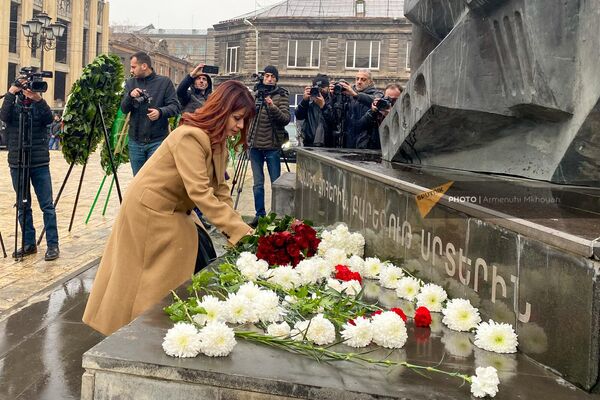 Губернатор Ширака Назели Багдасарян во время возложения цветов в память о жертвах землетрясения 1988 года (7 декабря 2022). Гюмри Губернатор Ширака Назели Багдасарян во время возложения цветов в память о жертвах землетрясения 1988 года (7 декабря 2022). Гюмри - Sputnik Армения