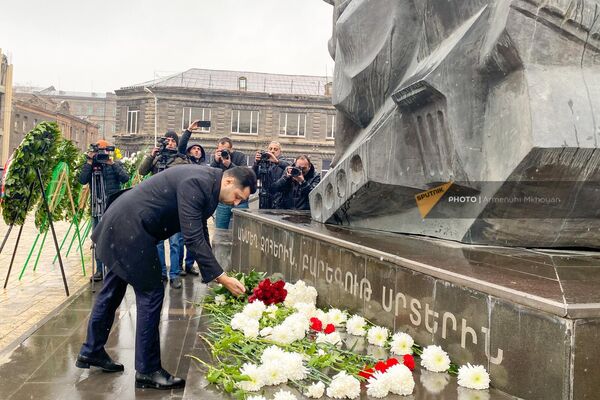 Вице-премьер Амбарцум Матевосян во время возложения цветов в память о жертвах землетрясения 1988 года (7 декабря 2022). Гюмриов в память о жертвах землетрясения 1988 года (7 декабря 2022). Гюмри Вице-премьер Амбарцум Матевосян во время возложения цветов в память о жертвах землетрясения 1988 года (7 декабря 2022). Гюмриов в память о жертвах землетрясения 1988 года (7 декабря 2022). Гюмри - Sputnik Армения