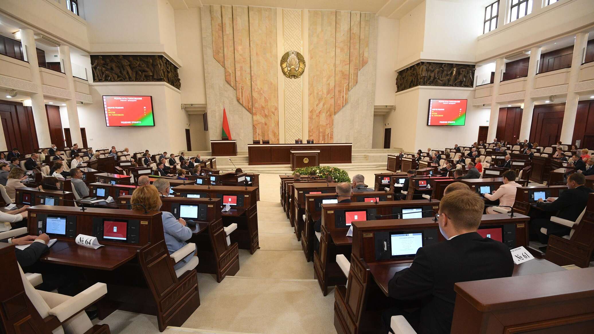 Парламент принимает