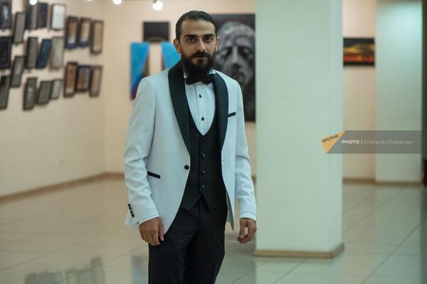 Художник Шант Карапетян на своей выставке в Еревaне - Sputnik Армения