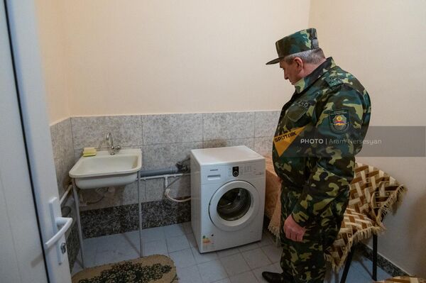 «Աբովյան» ՔԿՀ-ի պետ Արմեն Մարտիրոսյանը ցույց է տալիս վերանորոգված լվացքատունը - Sputnik Արմենիա