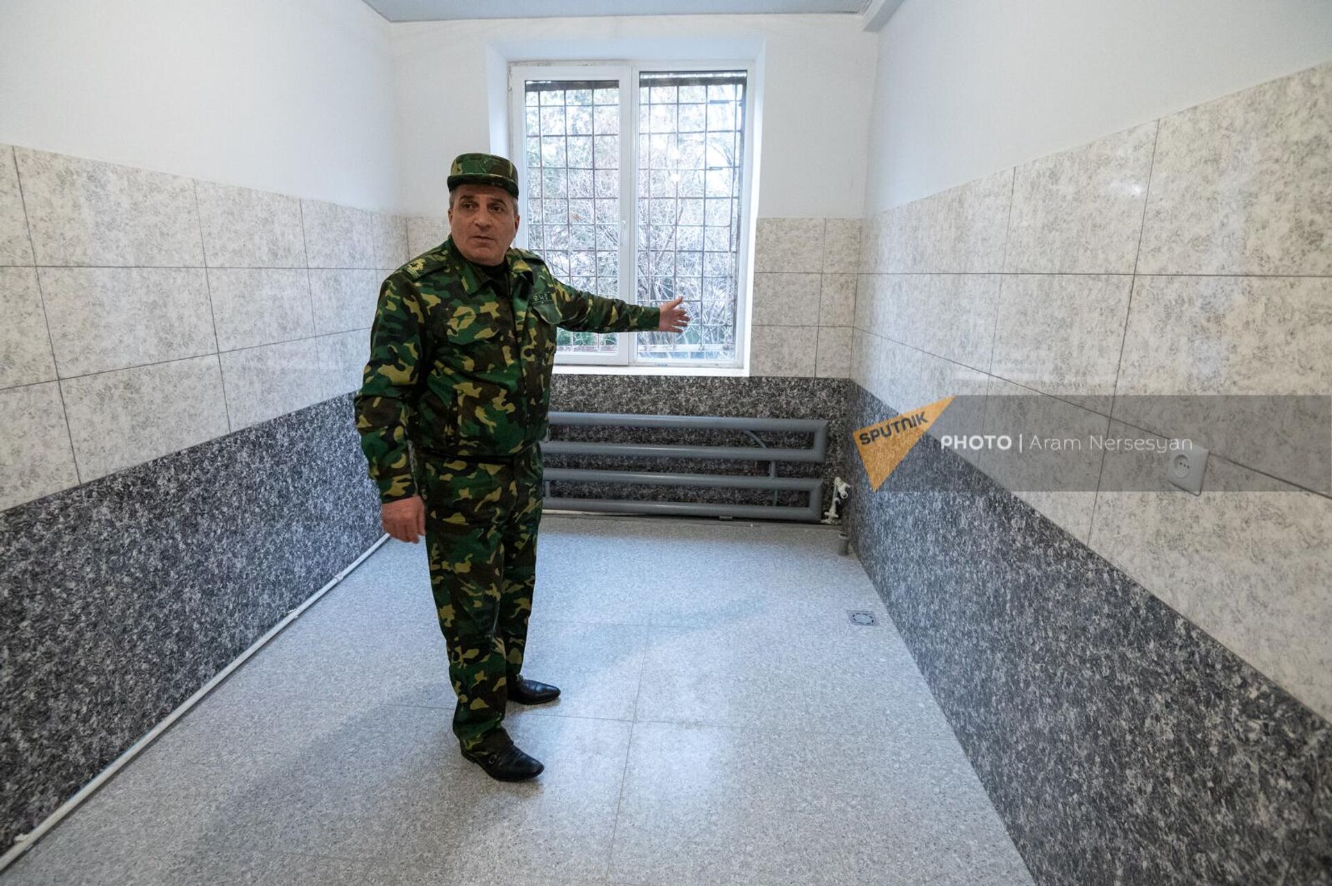 Начальник УИУ Абовян Армен Мартиросян показывает недавно отремонтированную кухню места содержания арестованных - Sputnik Армения, 1920, 11.12.2022