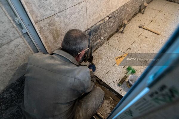 Տղամարդը սալիկապատում է «Աբովյան» ՔԿՀ-ի մեկուսարանի սանհանգույցը - Sputnik Արմենիա