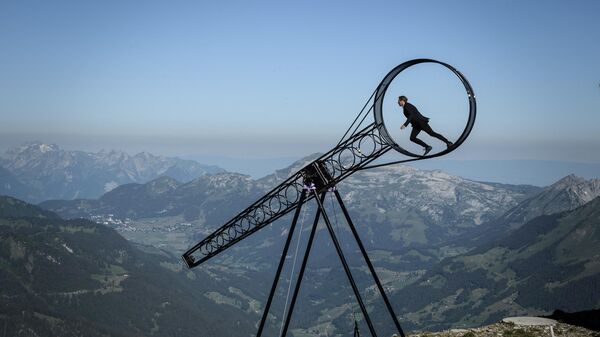 Швейцарский акробат Рамон Катринер выступает с Колесом смерти во время авиашоу над Ле-Диаблере, Швейцария - Sputnik Армения
