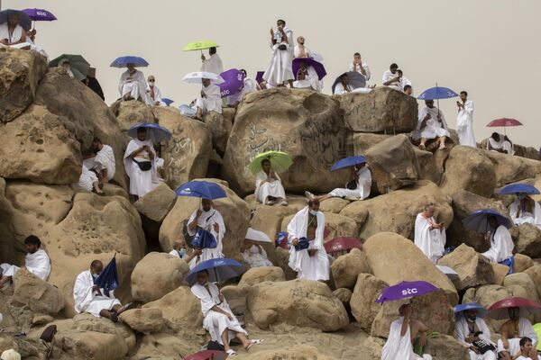 Мусульманские паломники молятся на вершине Горы милосердия, Саудовская Аравия. - Sputnik Армения