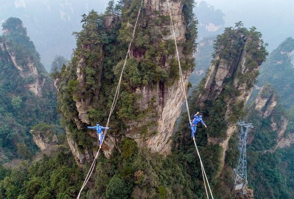 Չինաստանի կենտրոնական Հունան նահանգում գտնվող Հուանշիչզայ լեռներումանցկացվող սլեյքլայնի մրցույթի մասնակիցները «Ավատար» ֆիլմի հերոսների կերպարներով: - Sputnik Արմենիա