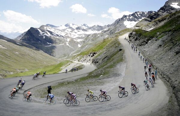 Велогонка &quot;Тур де Франс&quot; между Валь-д&#x27;Изером и Брианконом, во Французских Альпах. - Sputnik Армения
