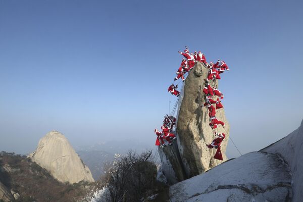 Ձմեռ պապի հագուստով լեռնագնացները Սեուլի Բակխան լեռան վրա (Հարավային Կորեա)։ - Sputnik Արմենիա