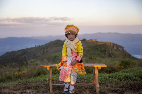 Девочка в национальной одежде на смотровой площадке, Чианграй, Таиланд. - Sputnik Армения