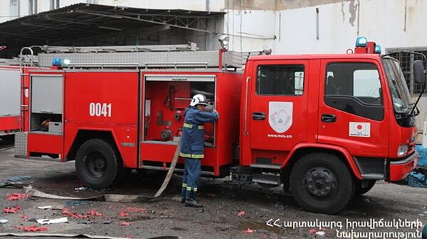 Пожарные тушат пожар на улице Додохяна (11 декабря 2022). Еревaн - Sputnik Армения