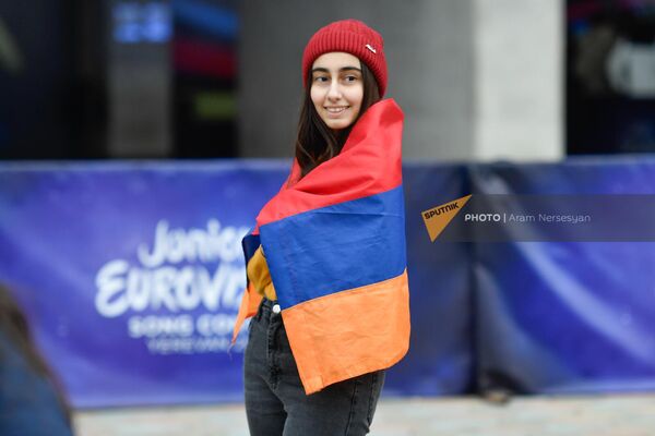 Девушка с армянским триколором позирует для фотографии - Sputnik Армения