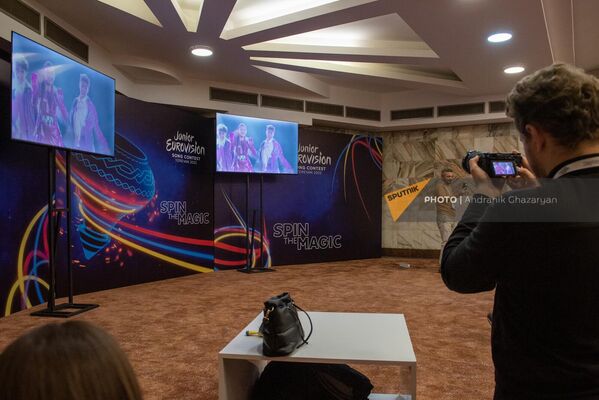 Журналисты наблюдают за выступлением Наре  - Sputnik Армения