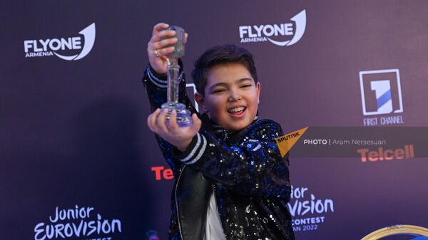 Победитель Детского Евровидения 2022 Лиссандро из Франции с призом (11 декабря 2022). Еревaн - Sputnik Армения
