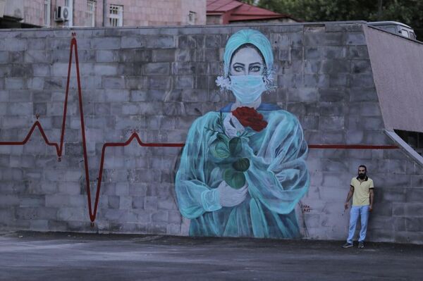 Художник Шант Карапетян около своей работы во дворе ереванского медуниверситета - Sputnik Армения