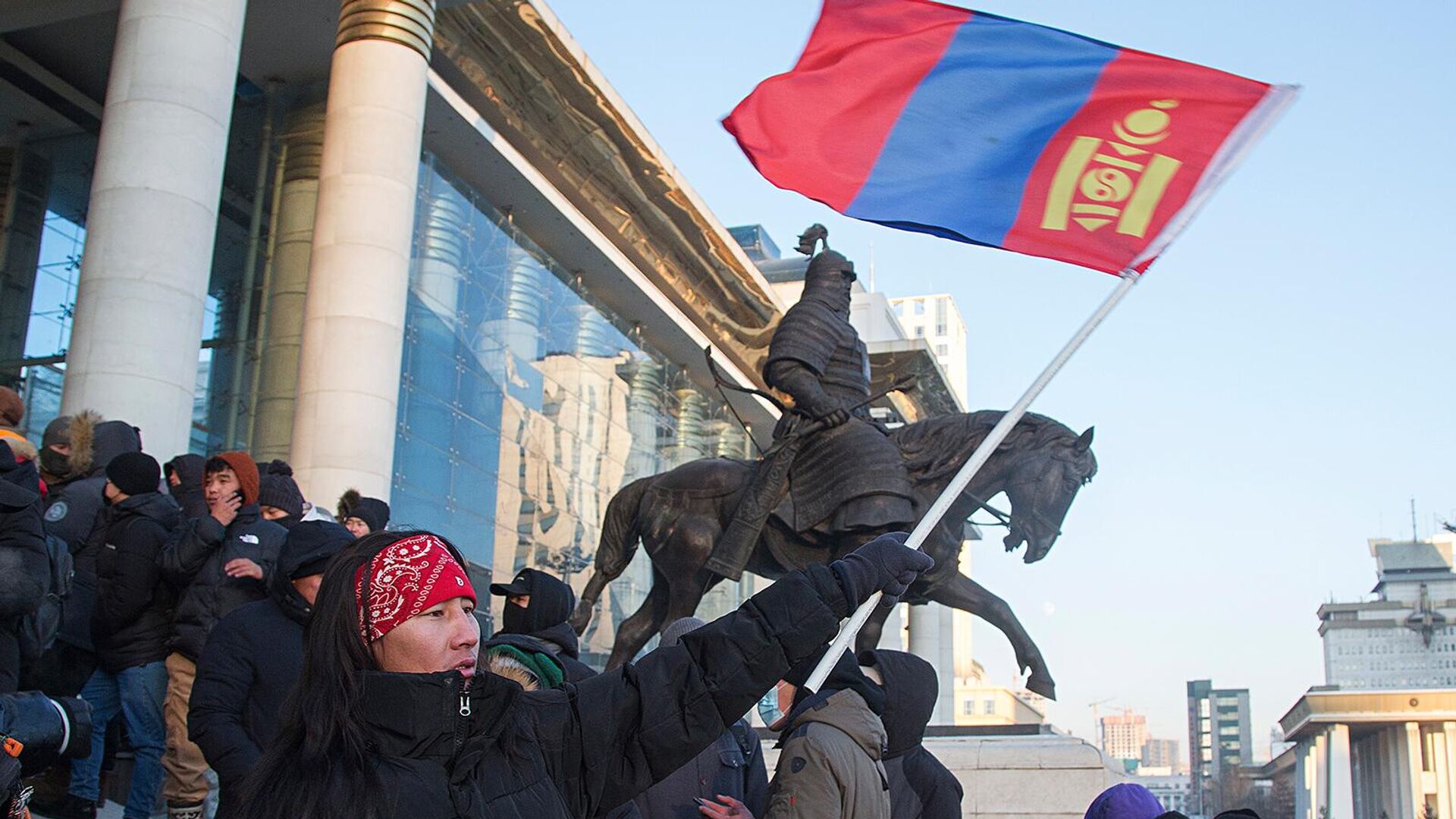 Протестующий размахивает монгольским национальным флагом на ступенях Государственного дворца (5 декабря 2022). Улан-Батор - Sputnik Армения, 1920, 20.12.2022